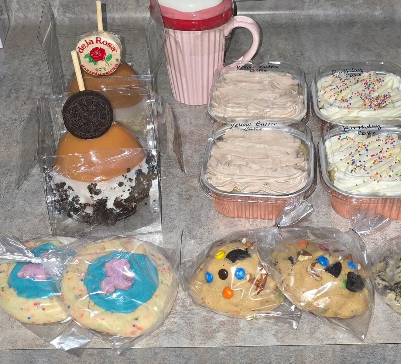 Caramel apples topped with an Oreo and mazapán, mini frosted cakes and bagged cookies.